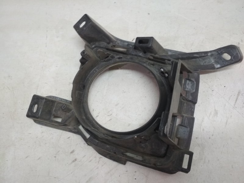 Рамка противотуманной фары левой