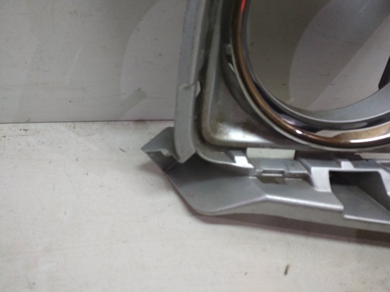 Рамка противотуманной фары левой