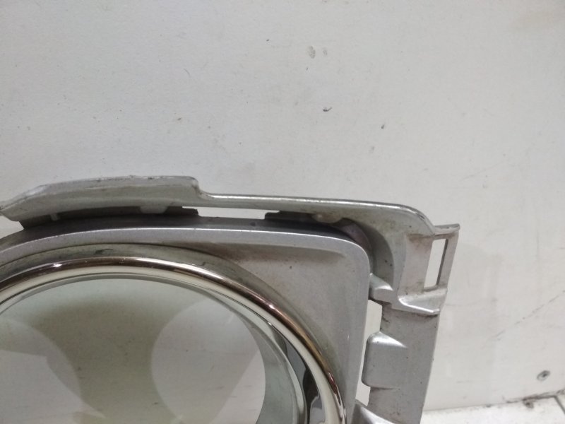 Рамка противотуманной фары левой