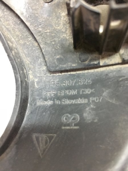 Рамка противотуманной фары правой