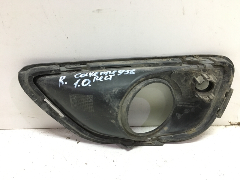 Рамка противотуманной фары правой