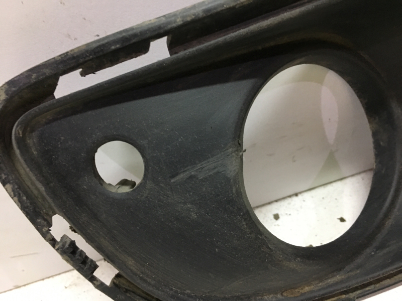 Рамка противотуманной фары правой