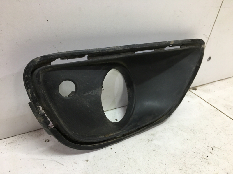 Рамка противотуманной фары правой