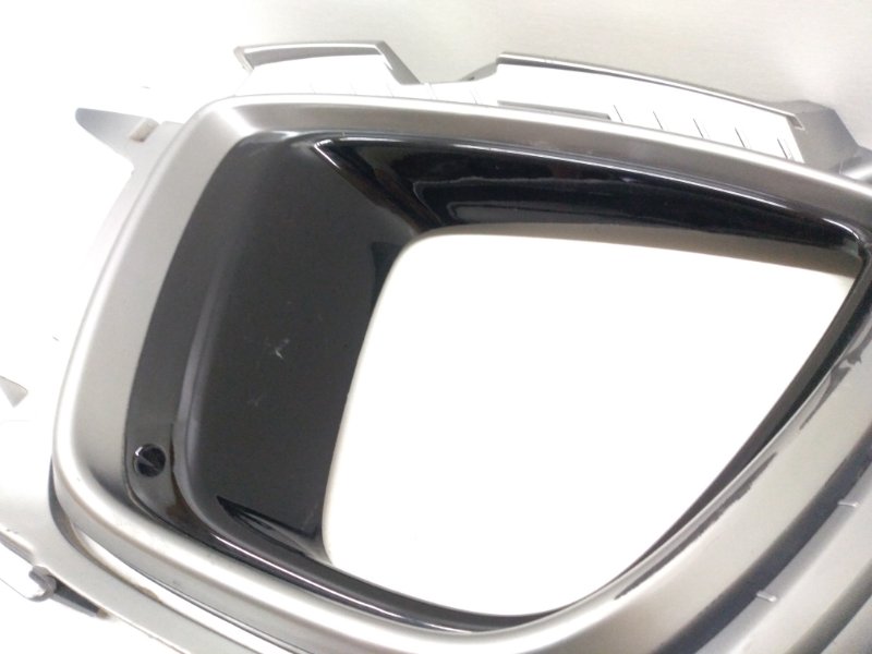 Рамка противотуманной фары левой