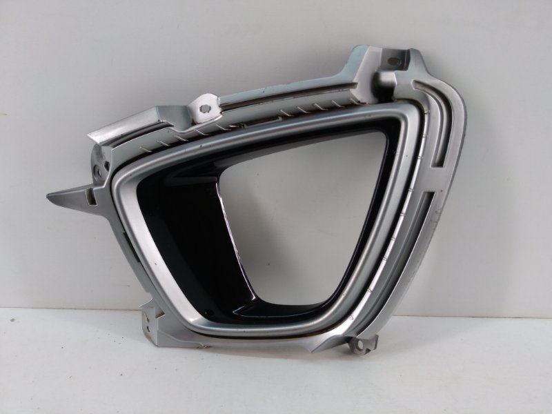 Рамка противотуманной фары левой