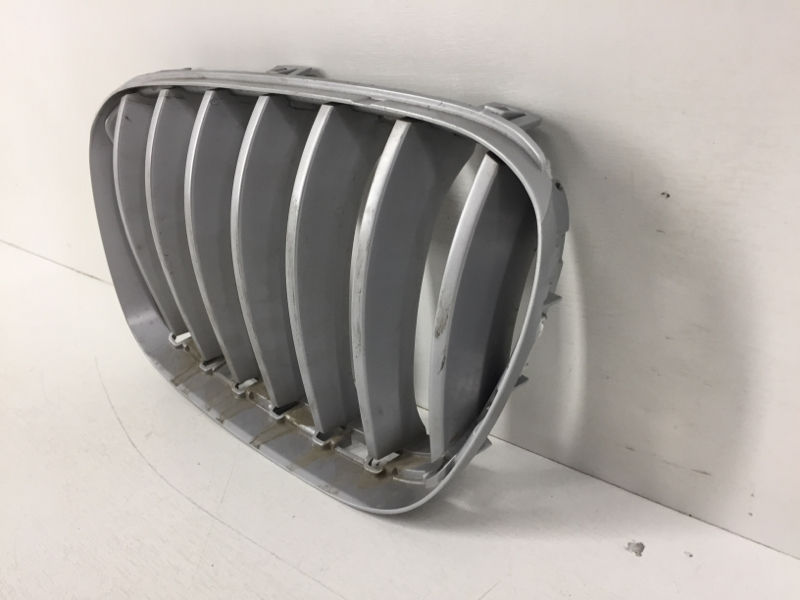 Решетка радиатора левая