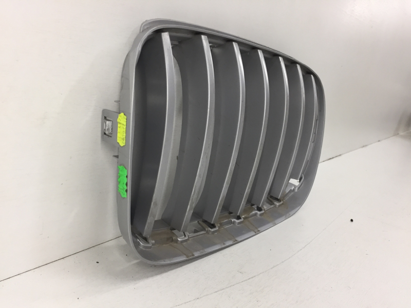 Решетка радиатора левая