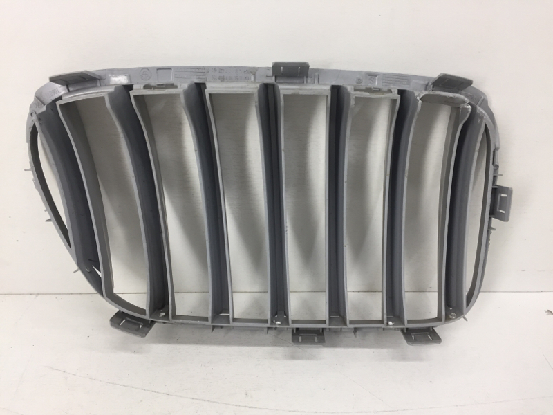 Решетка радиатора левая