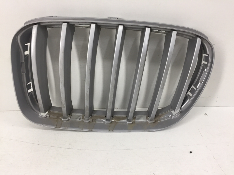 Решетка радиатора левая