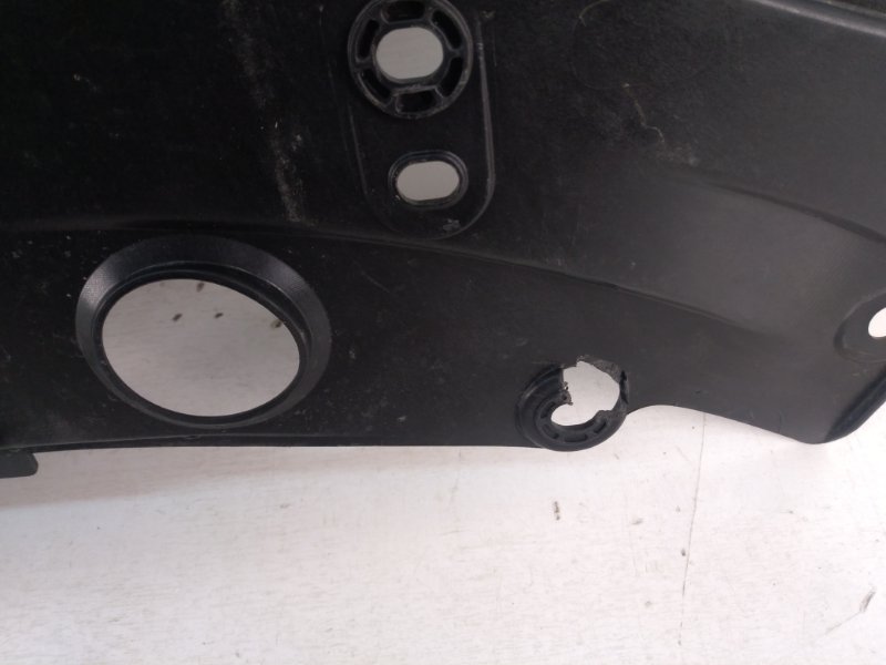 Кожух замка капота