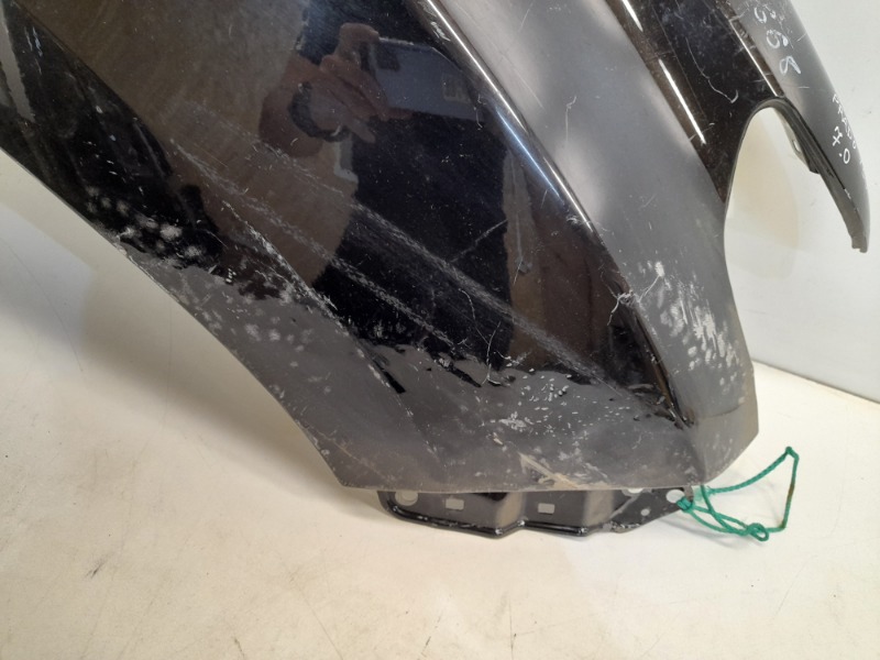 Крыло переднее правое