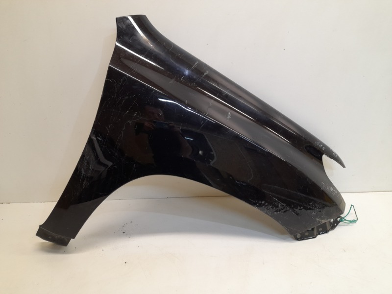 Крыло переднее правое