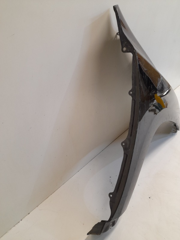 Крыло переднее правое