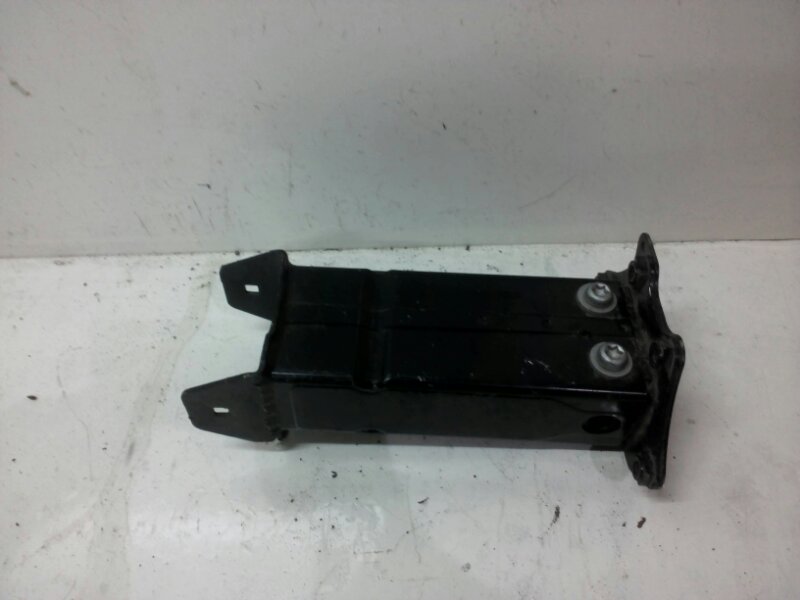 Кронштейн усилителя переднего бампера левый