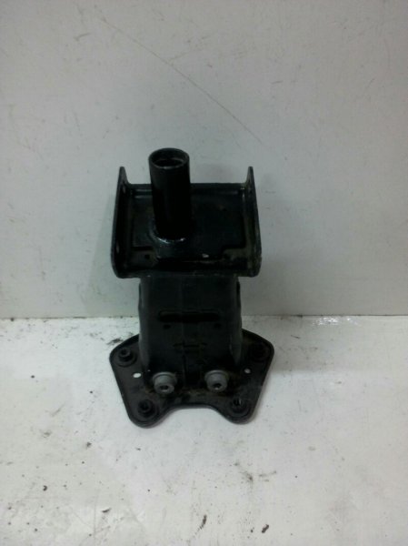 Кронштейн усилителя переднего бампера правый