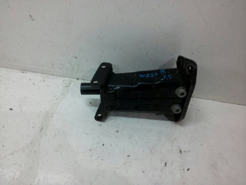 Кронштейн усилителя переднего бампера правый