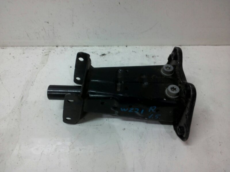 Кронштейн усилителя переднего бампера правый