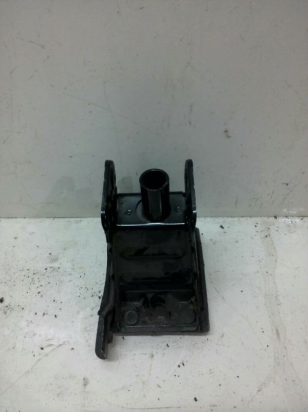 Кронштейн заднего бампера правый