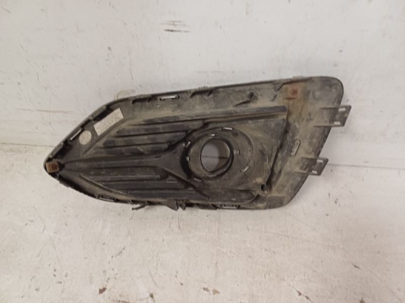 Рамка противотуманной фары левой