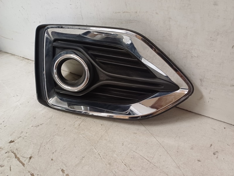 Рамка противотуманной фары левой