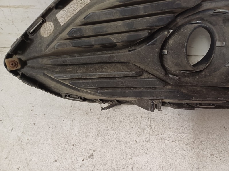 Рамка противотуманной фары левой