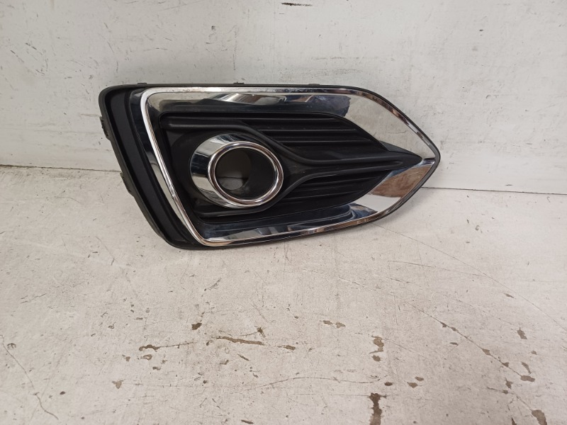 Рамка противотуманной фары левой