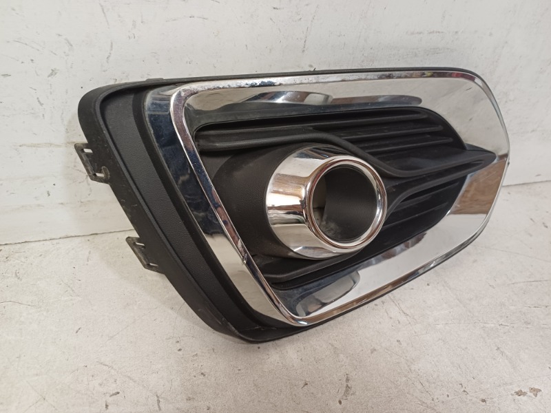 Рамка противотуманной фары левой