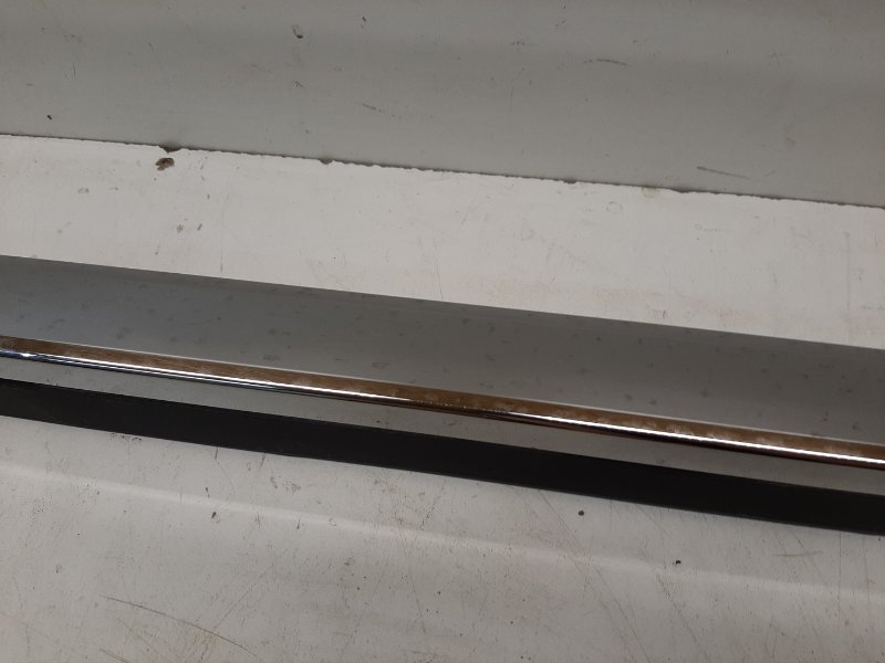 Молдинг передней левой двери