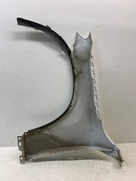 Крыло переднее правое