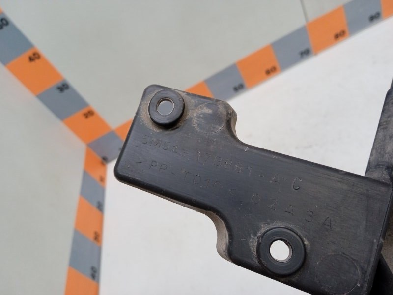 Направляющая заднего бампера