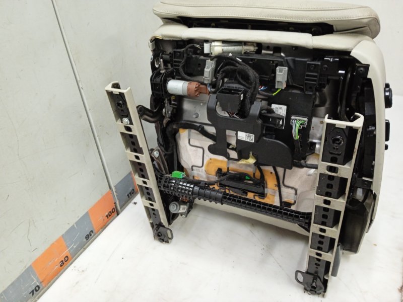 Сиденье переднее левое