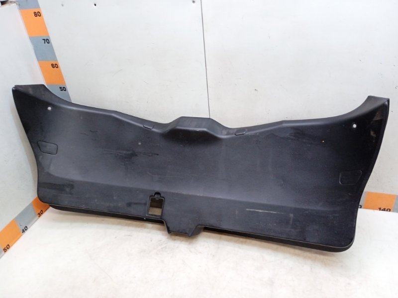 Обшивка двери багажника