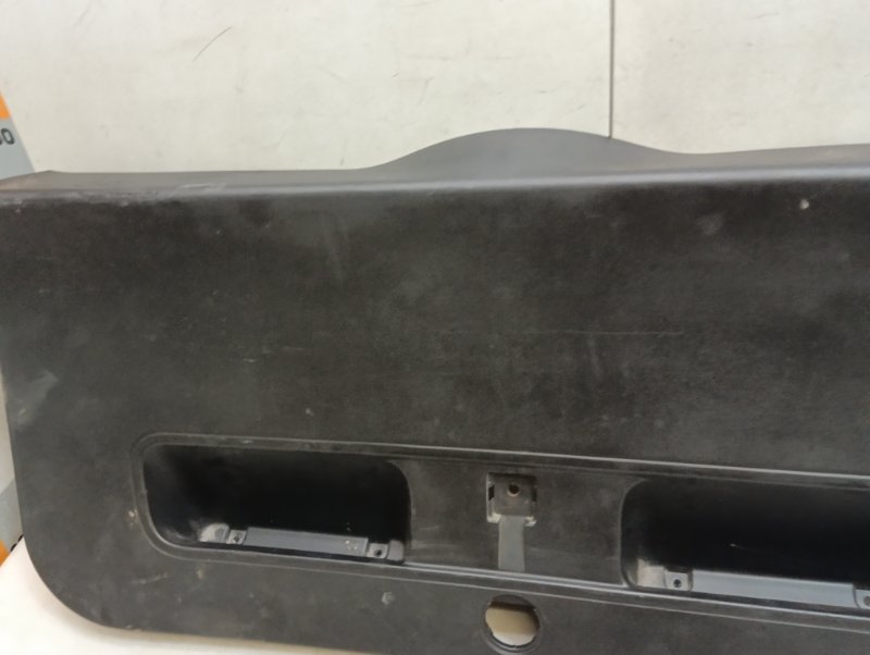 Обшивка двери багажника
