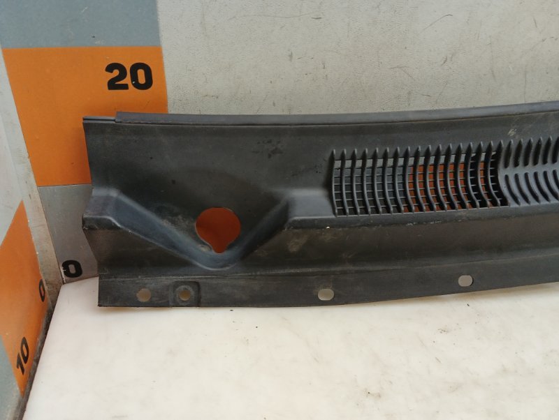 Планка под лобовое стекло