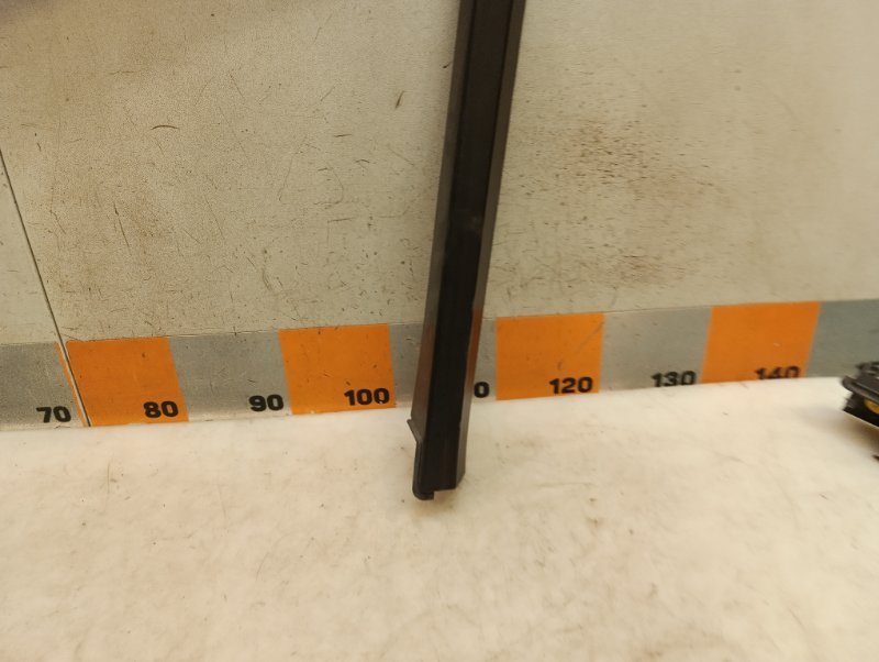 Накладка двери передней правой