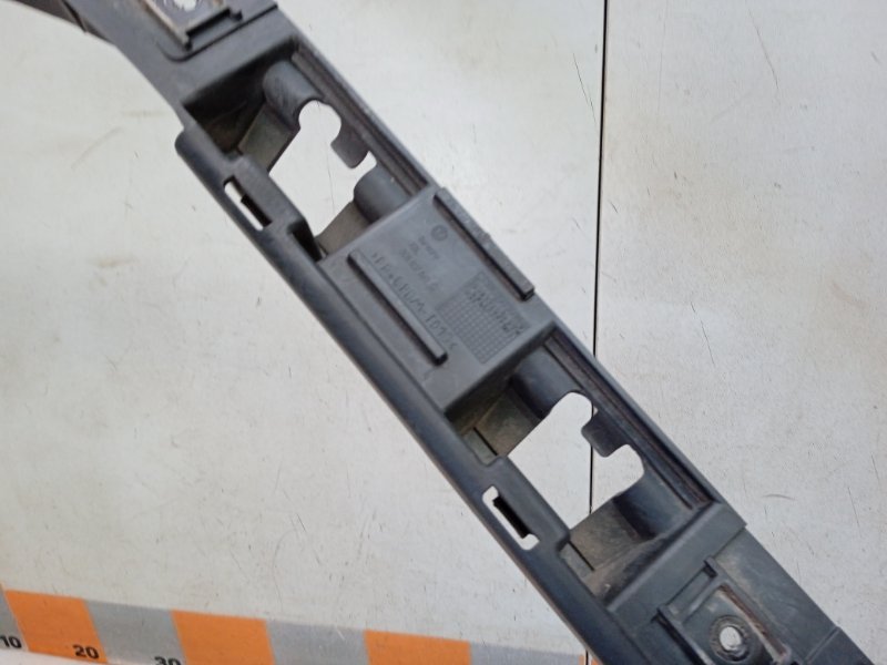 Направляющая заднего бампера