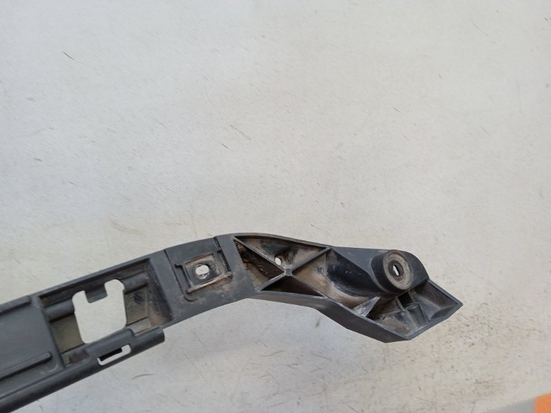 Направляющая заднего бампера