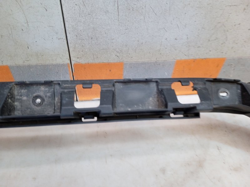 Направляющая заднего бампера