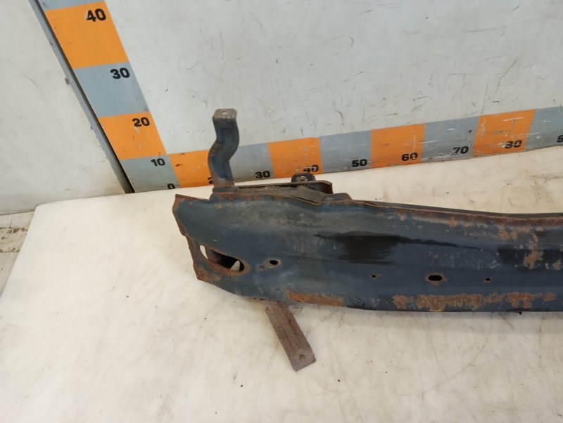 Усилитель переднего бампера