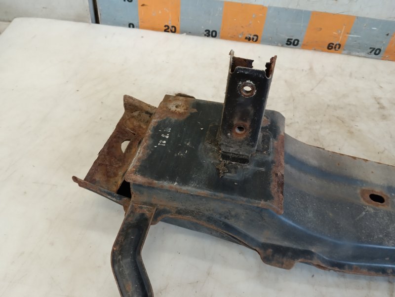 Усилитель переднего бампера