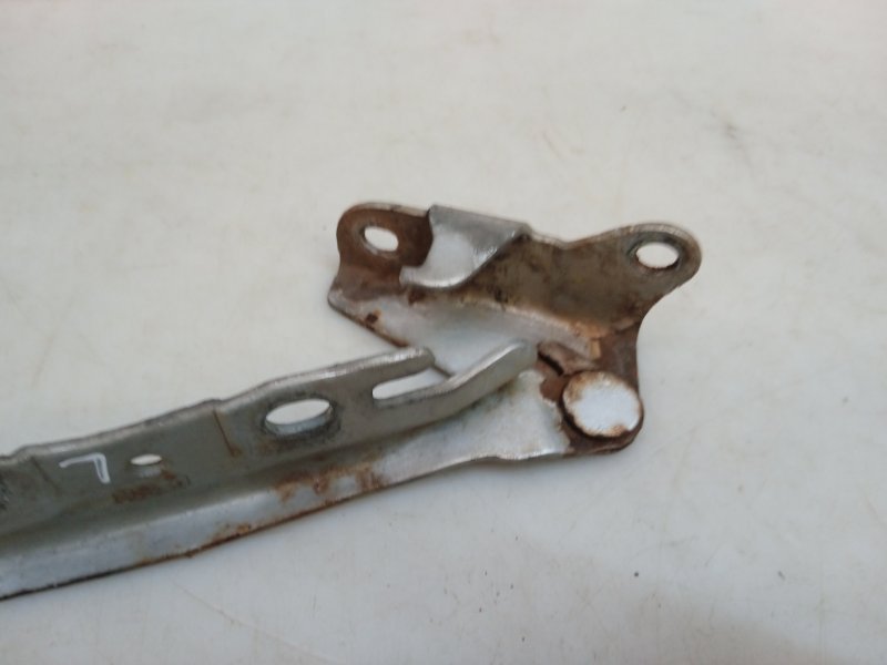 Петля капота левая