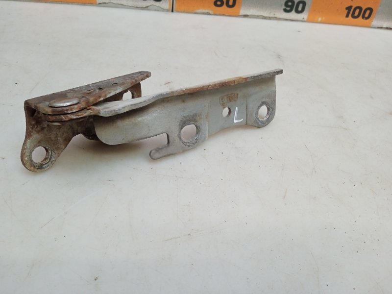 Петля капота левая