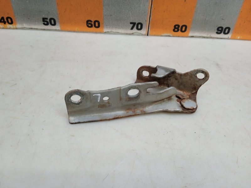 Петля капота левая