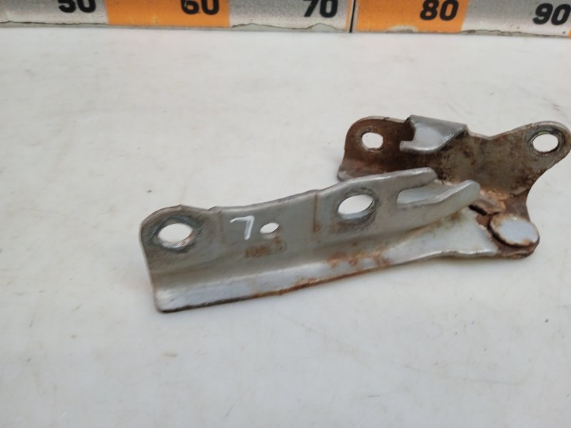 Петля капота левая