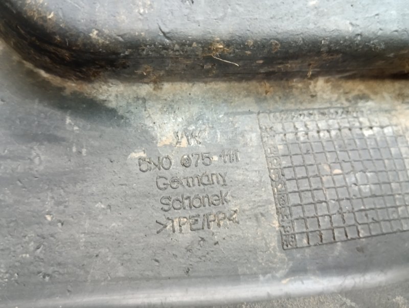 Брызговик передний правый