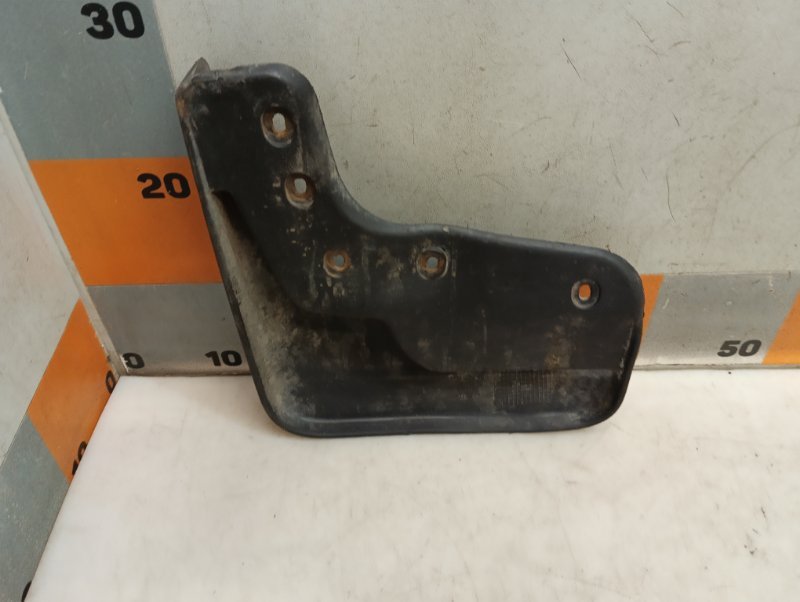 Брызговик передний правый