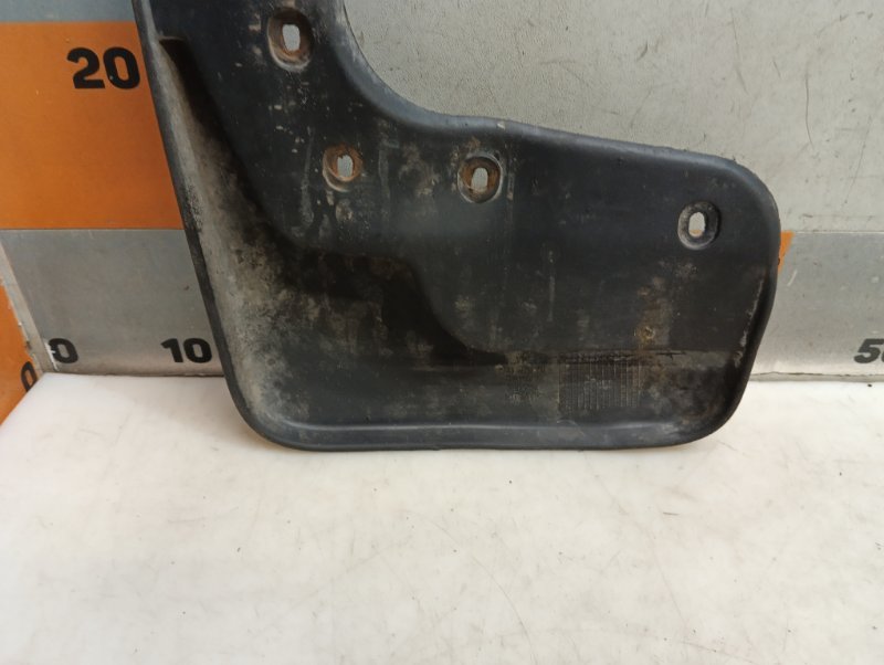 Брызговик передний правый