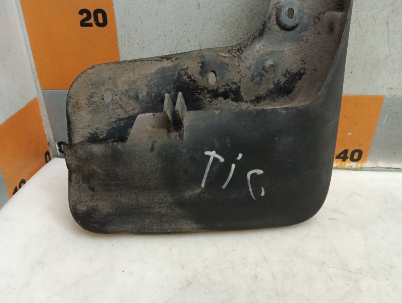 Брызговик передний правый