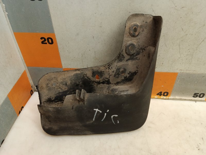 Брызговик передний правый