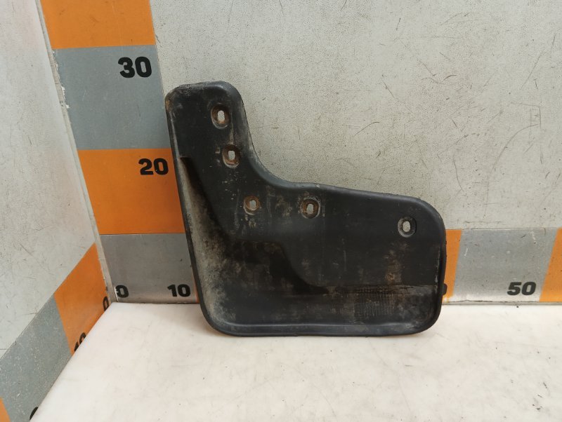 Брызговик передний правый